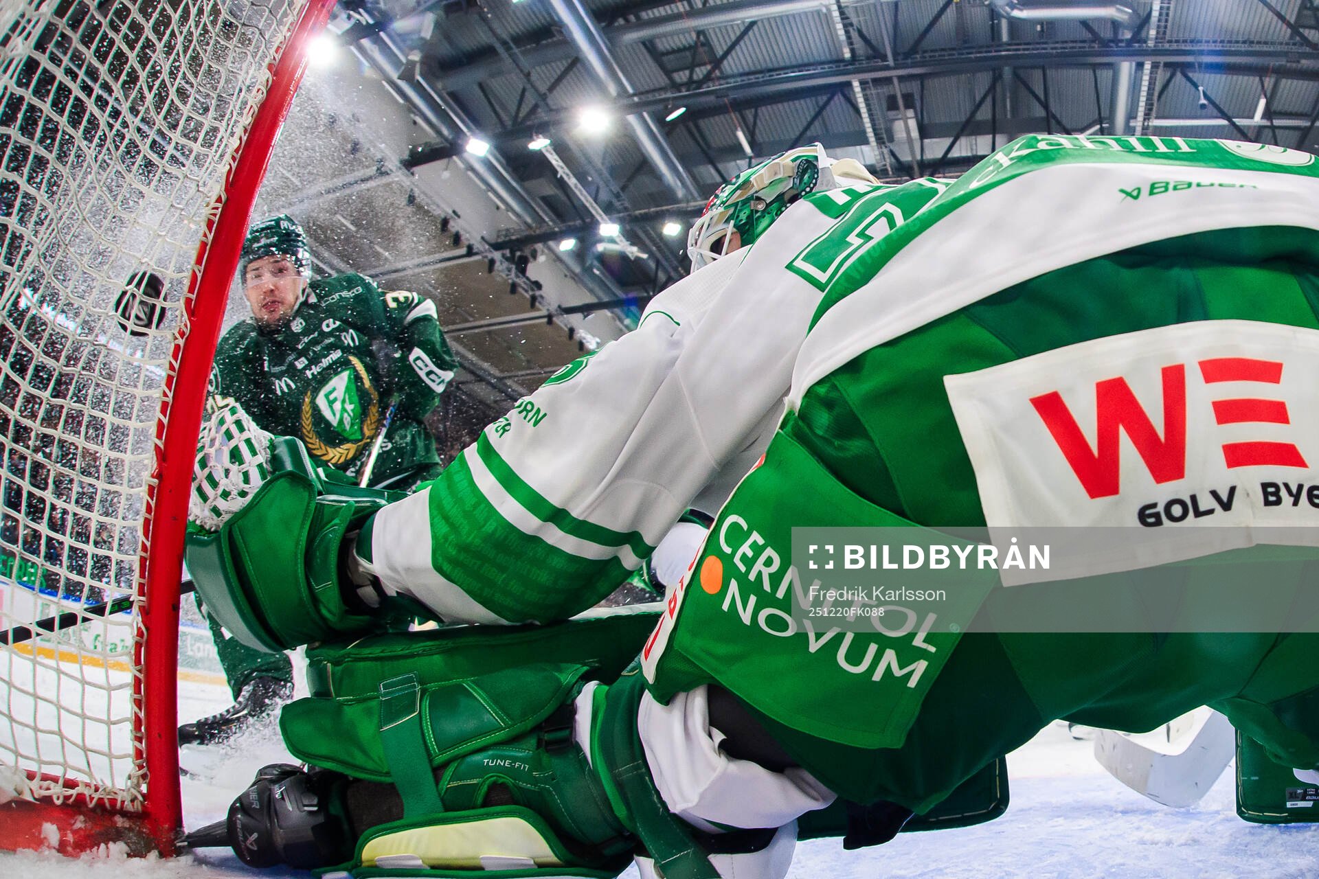 Färjestads Luke Philp med en puck på fel sida nätet