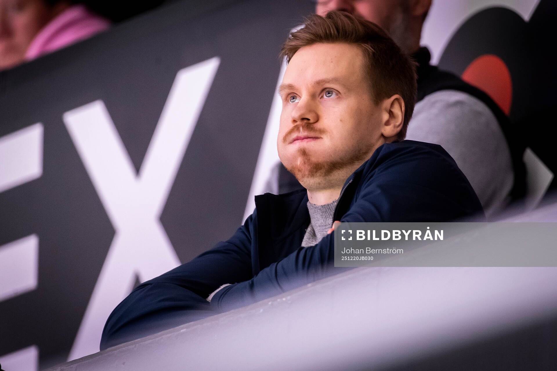 Örebros skadade Kalle Kossila på läktaren