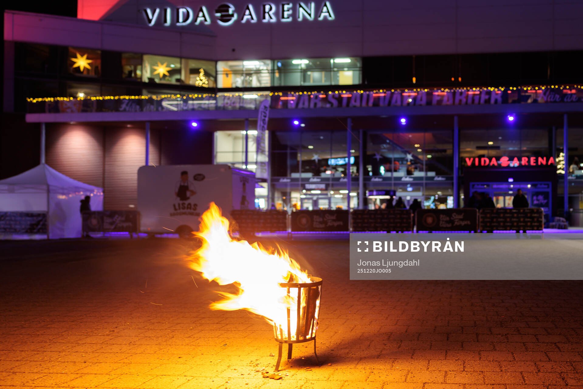 Eldkorg utanför Vida arena