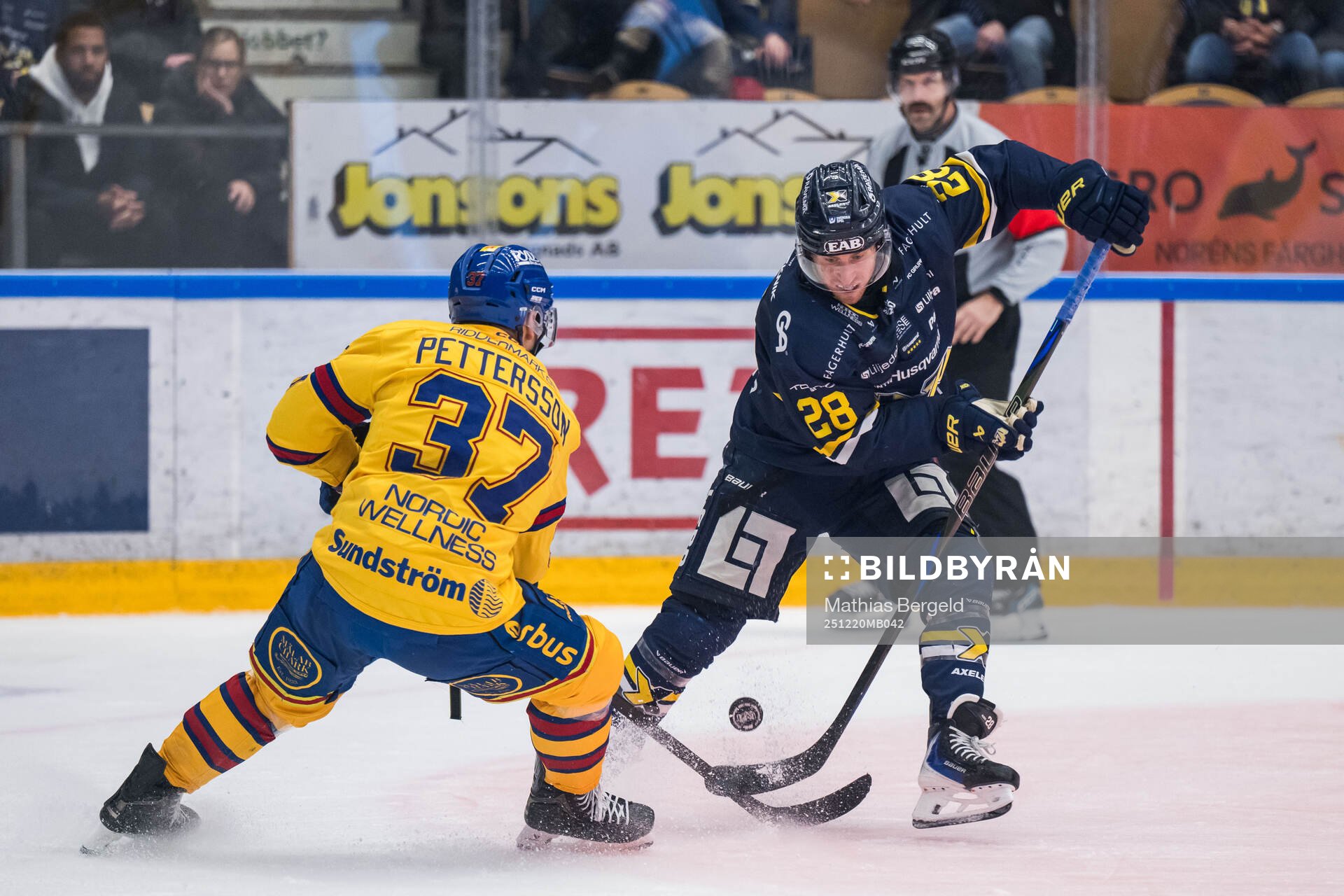 Djurgårdens Jesper Pettersson och HV71s Justin Glenn Kloos