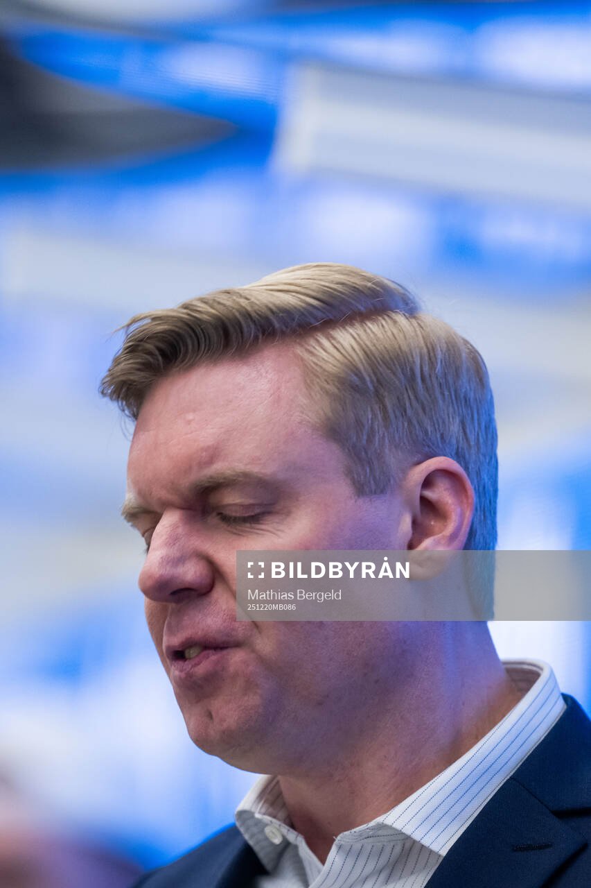 HV71s tränare Anton Blomqvist reagerar