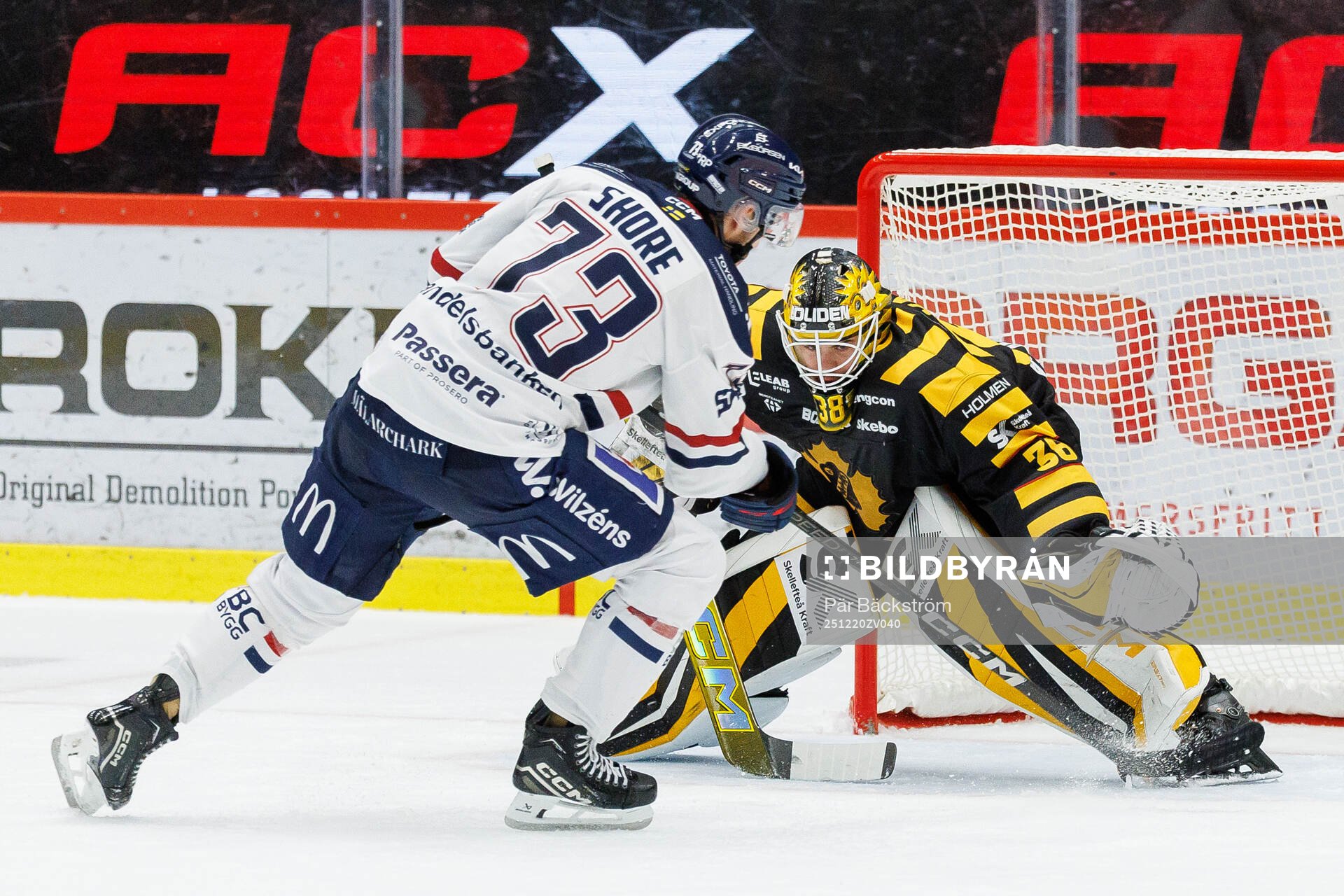 Linköpings Nicholas Shore och Skellefteås målvakt