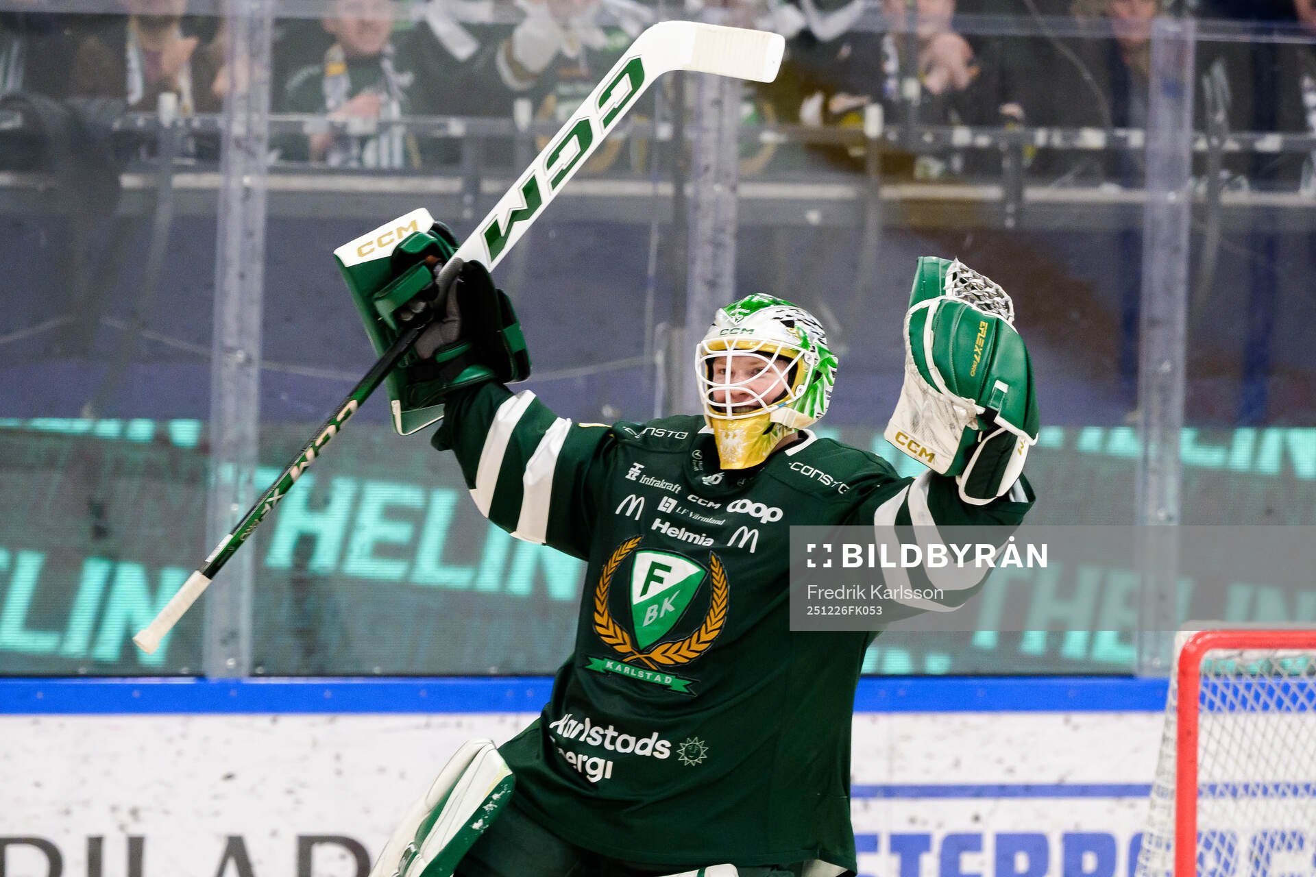 Färjestads målvakt Melker Thelin jublar