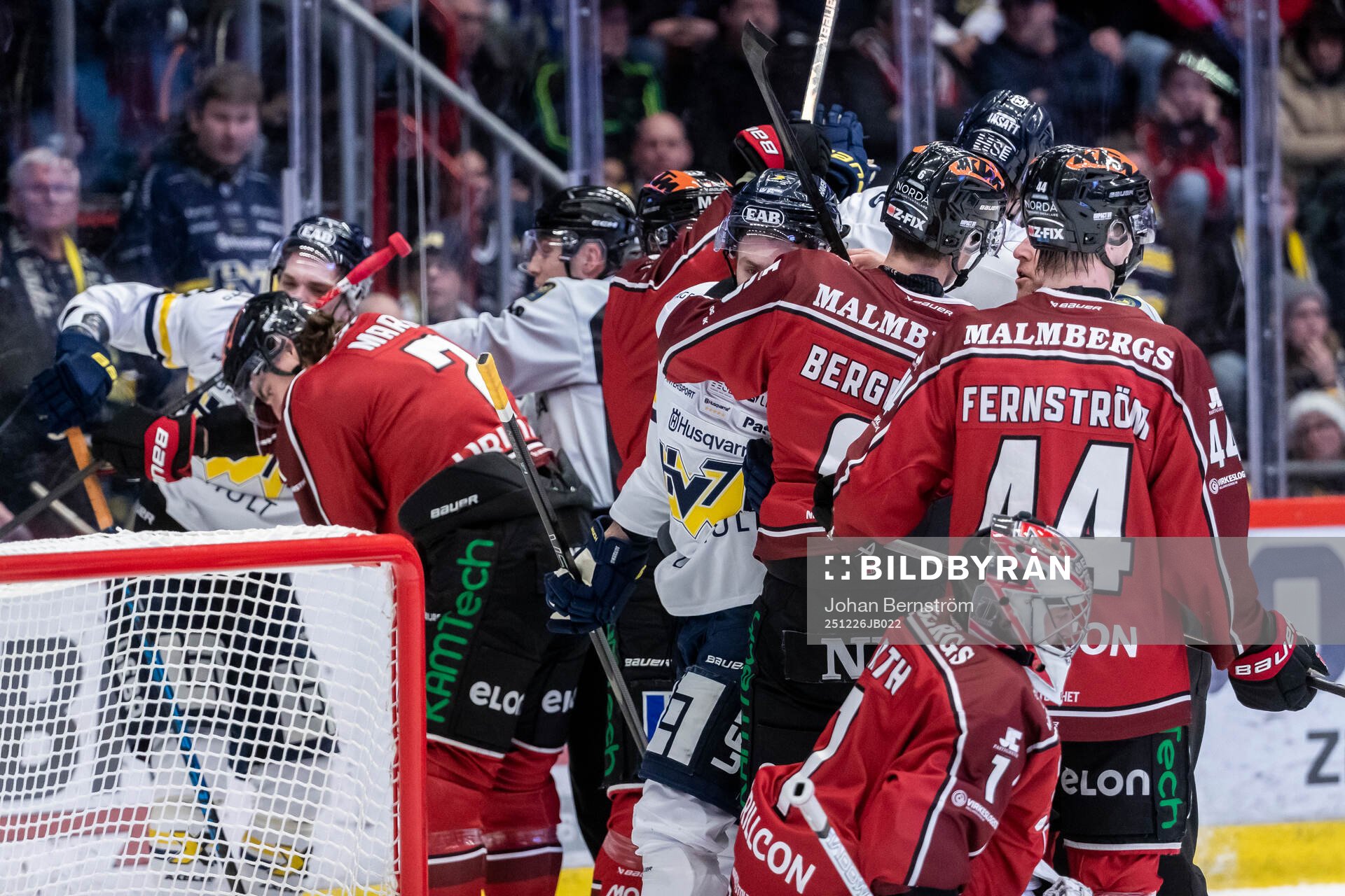 Stökigt bakom Örebros målvakt Jhonas Enroth med Örebros