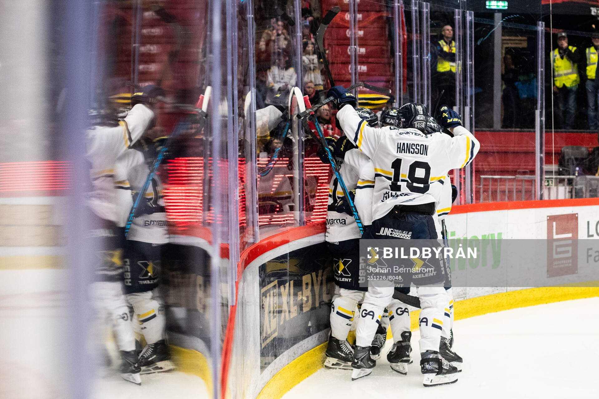 HV71s Riley Woods jublar med Niklas Hansson