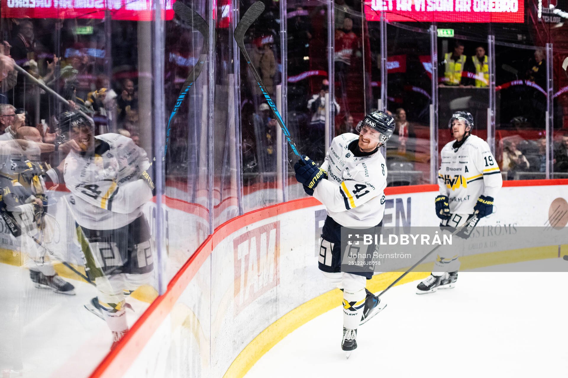 HV71s Riley Woods jublar
