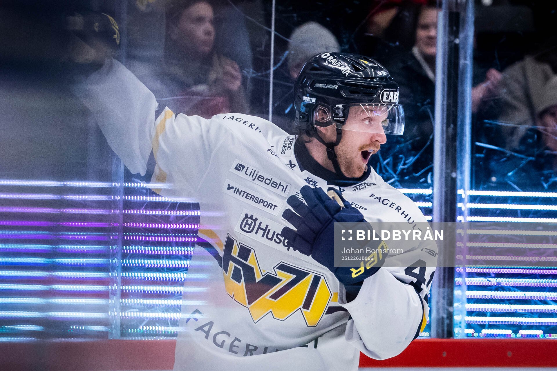 HV71s Riley Woods jublar