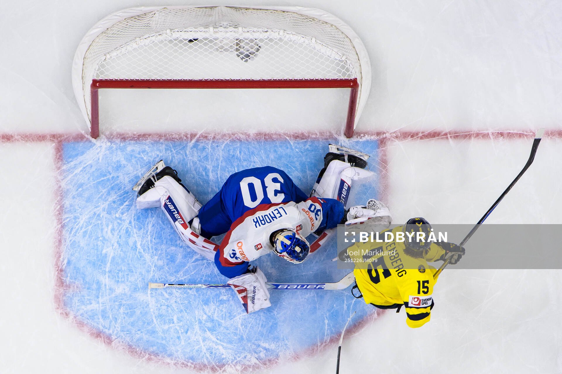 Ivar Stenberg of Sweden scores the game-winning 3-2 goal