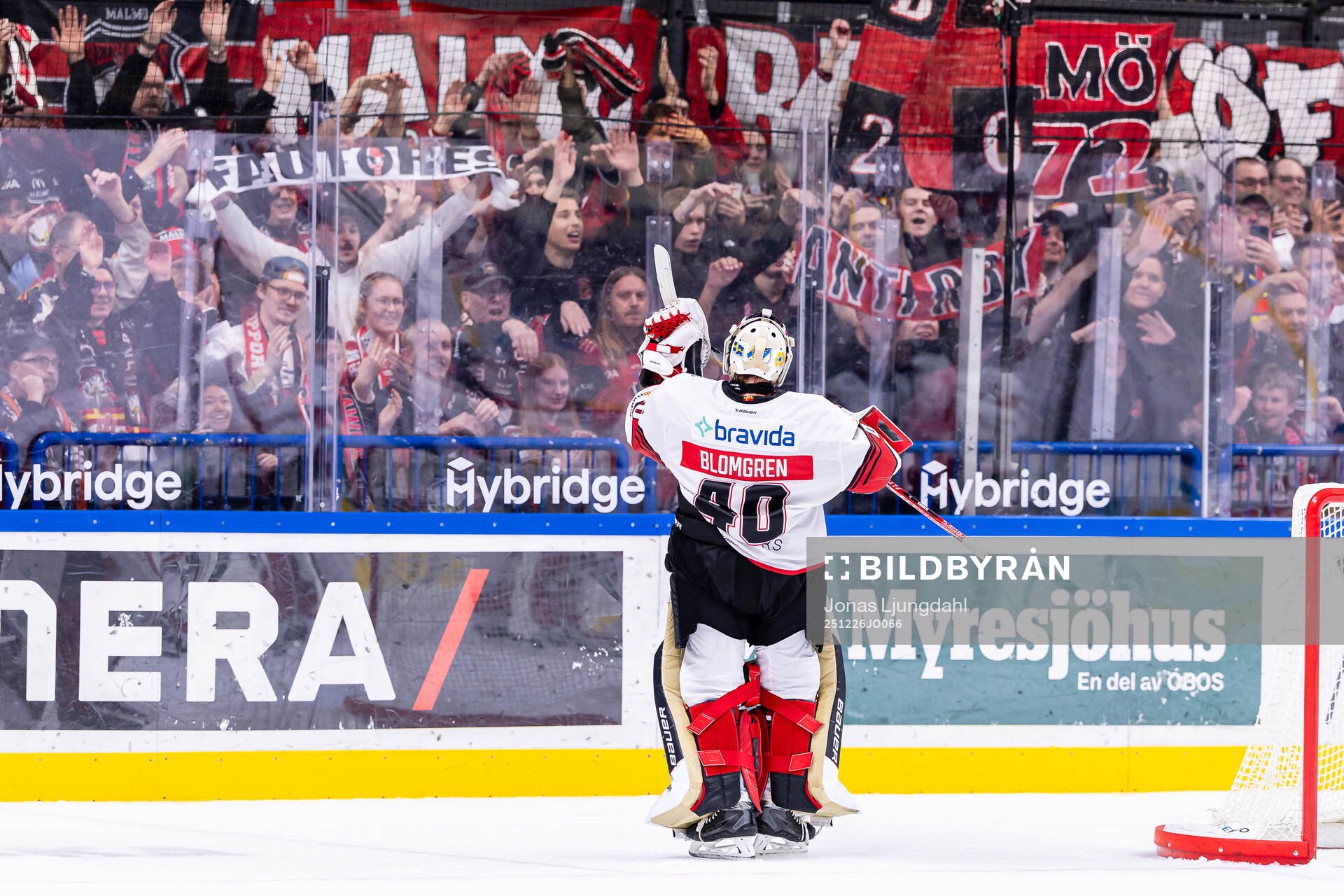 Malmö Redhawks målvakt Oskar Blomgren jublar framför