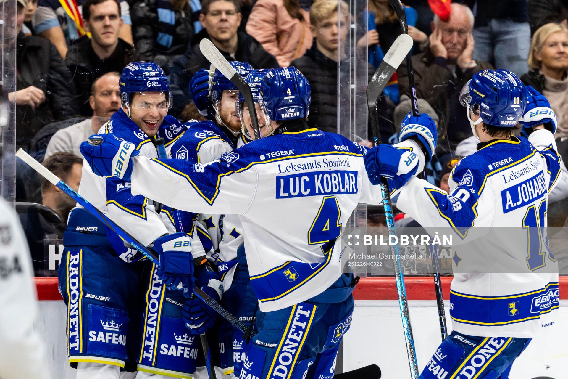 Leksands Peter Cehlarik jublar med lagkamrater