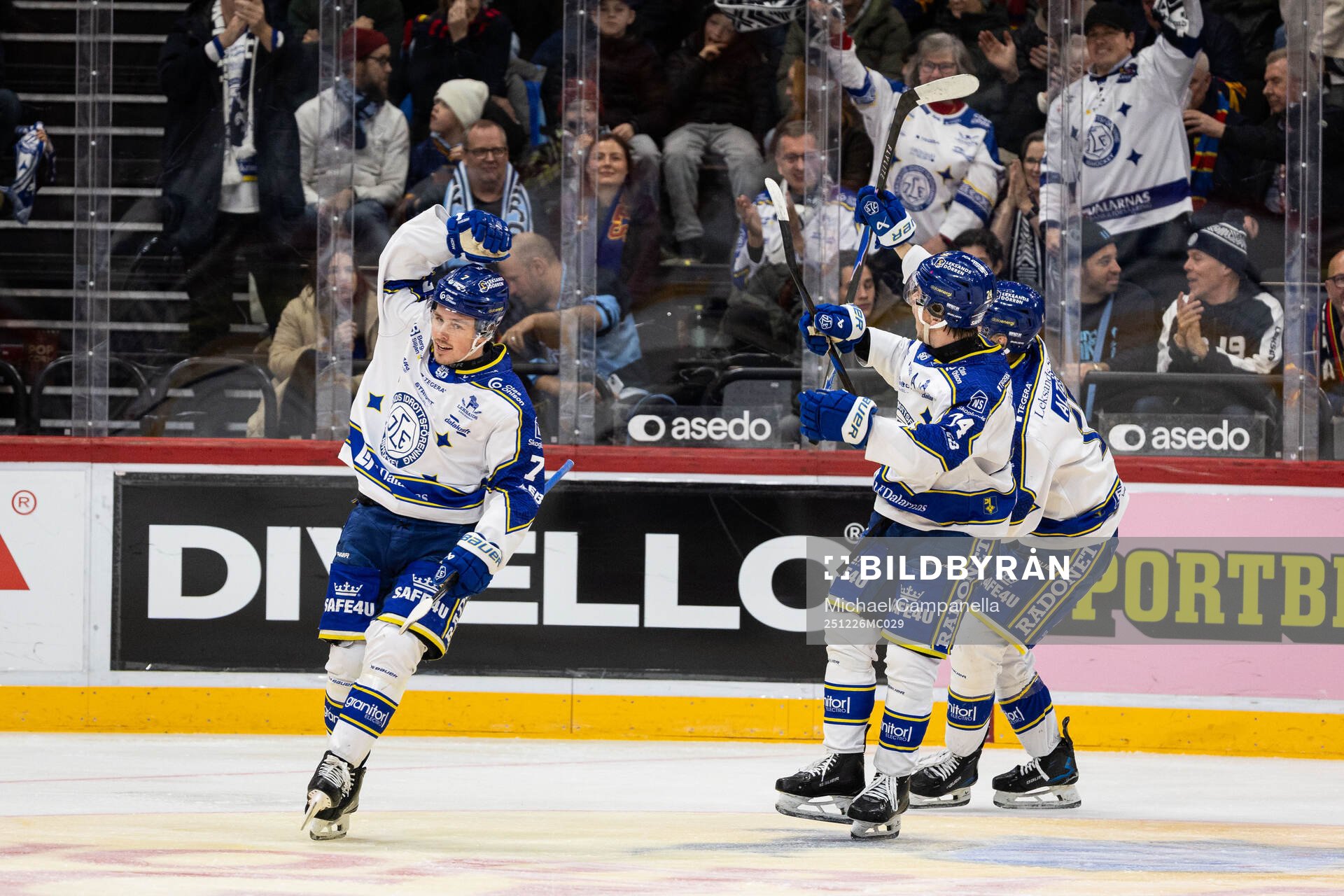 Leksands Marcus Karlberg jublar med lagkamrater