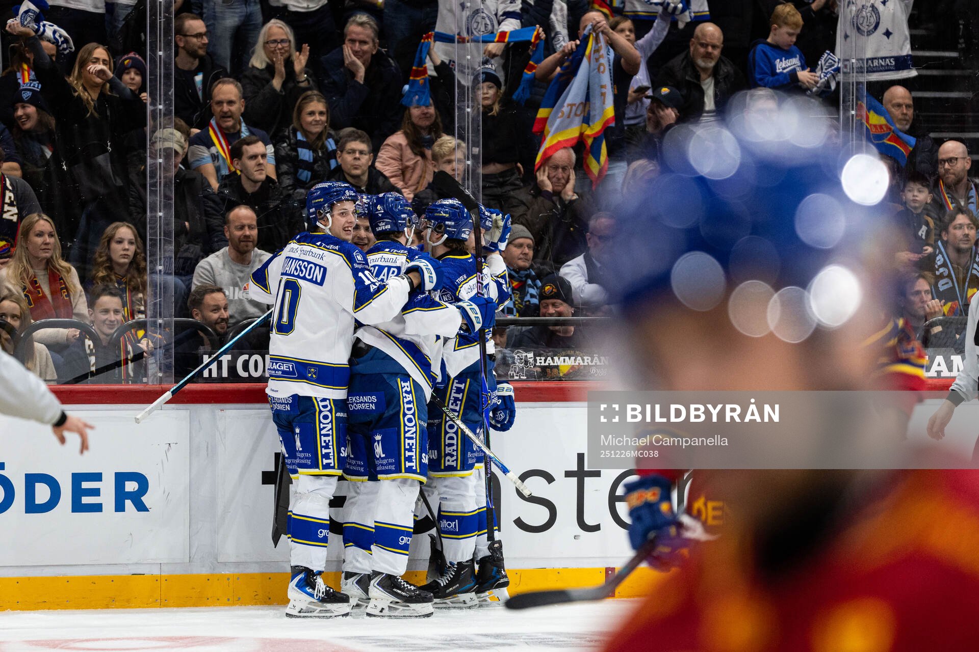 Leksands Peter Cehlarik jublar med lagkamrater