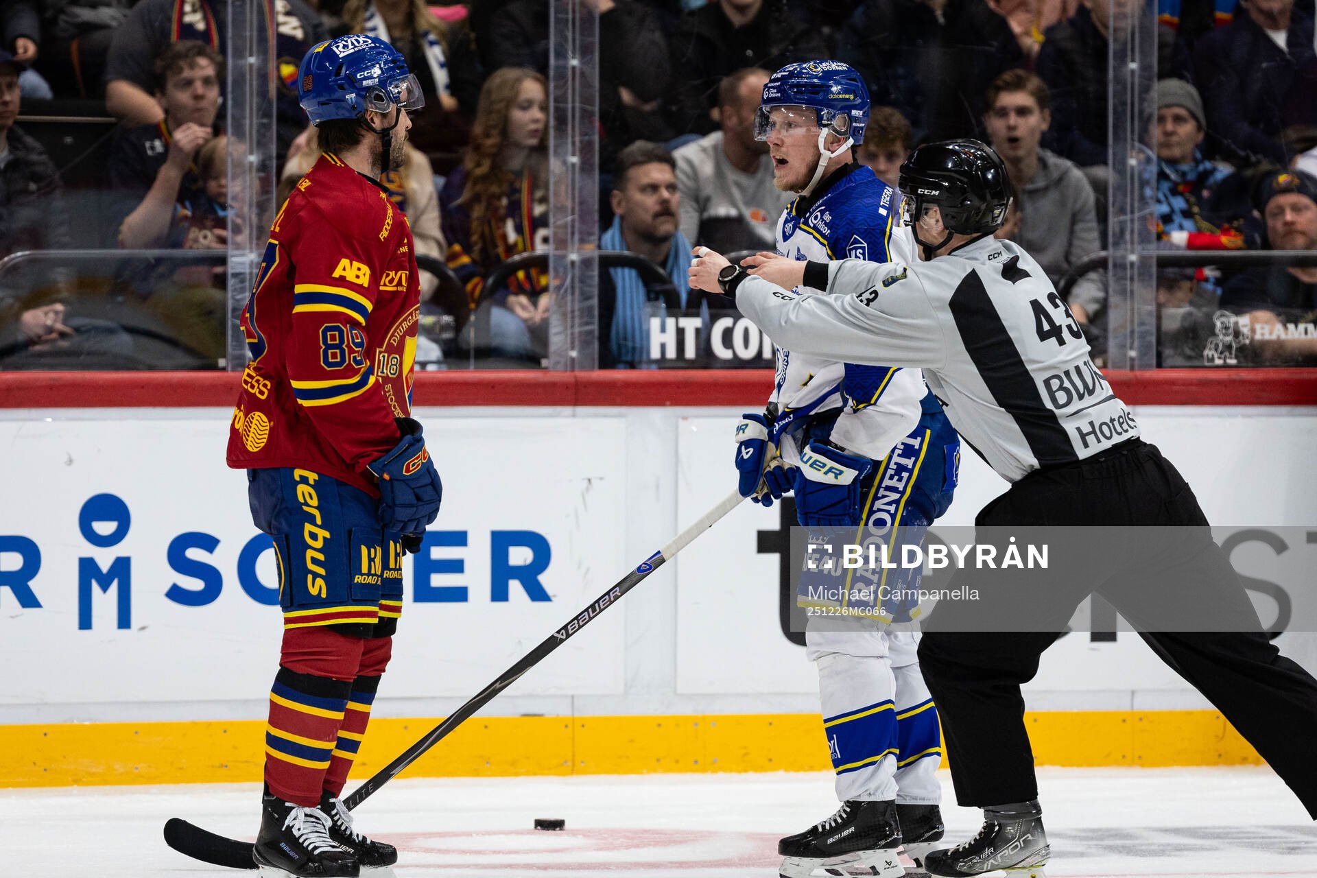 Djurgårdens Oula Palve och Leksands Kalle Östman i bråk
