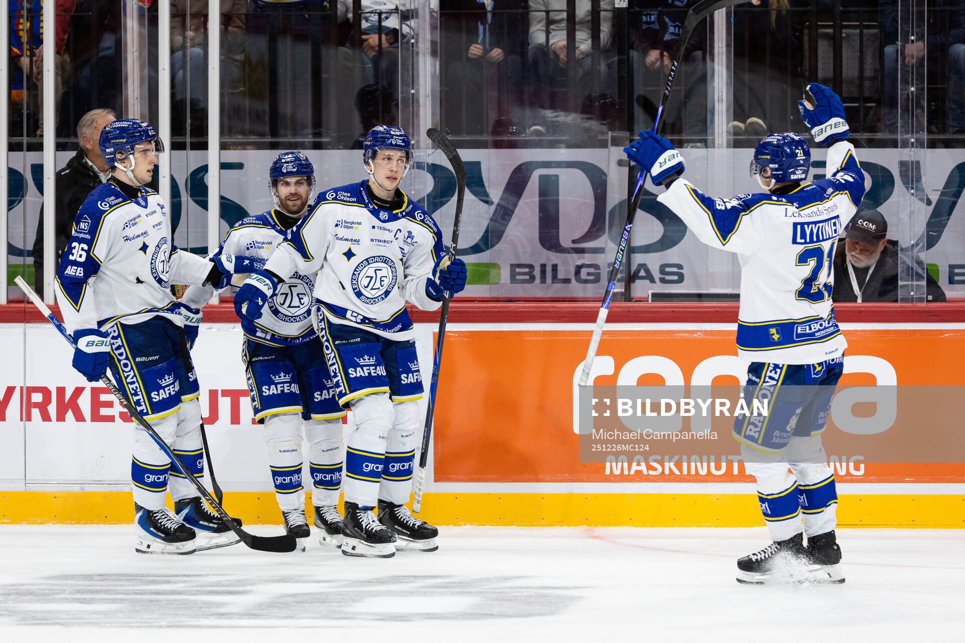Leksands Lukas Vejdemo jublar med lagkamrater