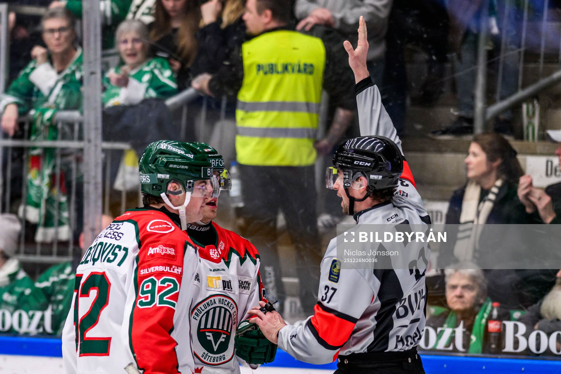 Frölundas Noah Hasa och Filip Cederqvist i samtal med