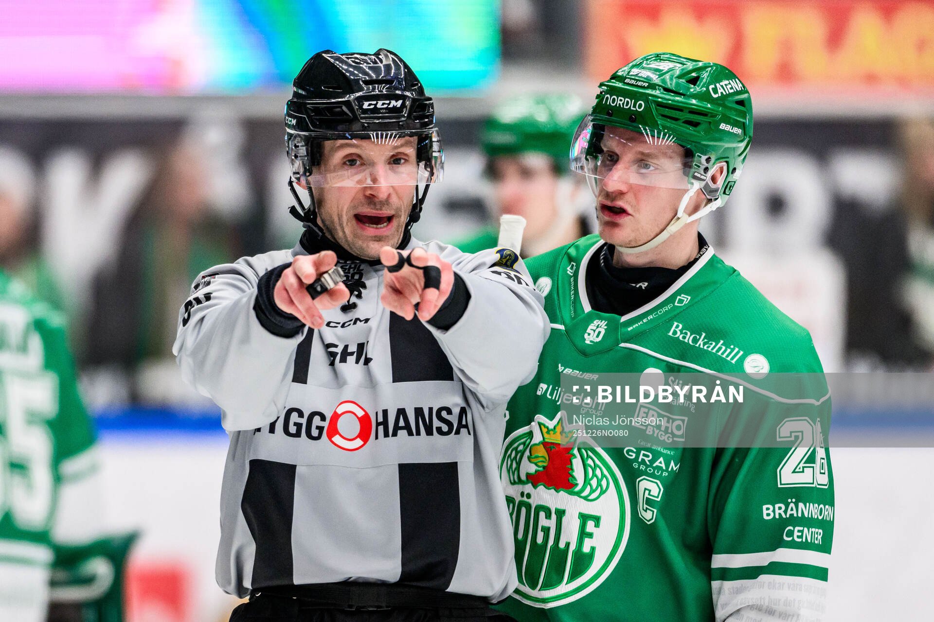 Linjedomare Örjan Åhlén och Rögles Anton Bengtsson