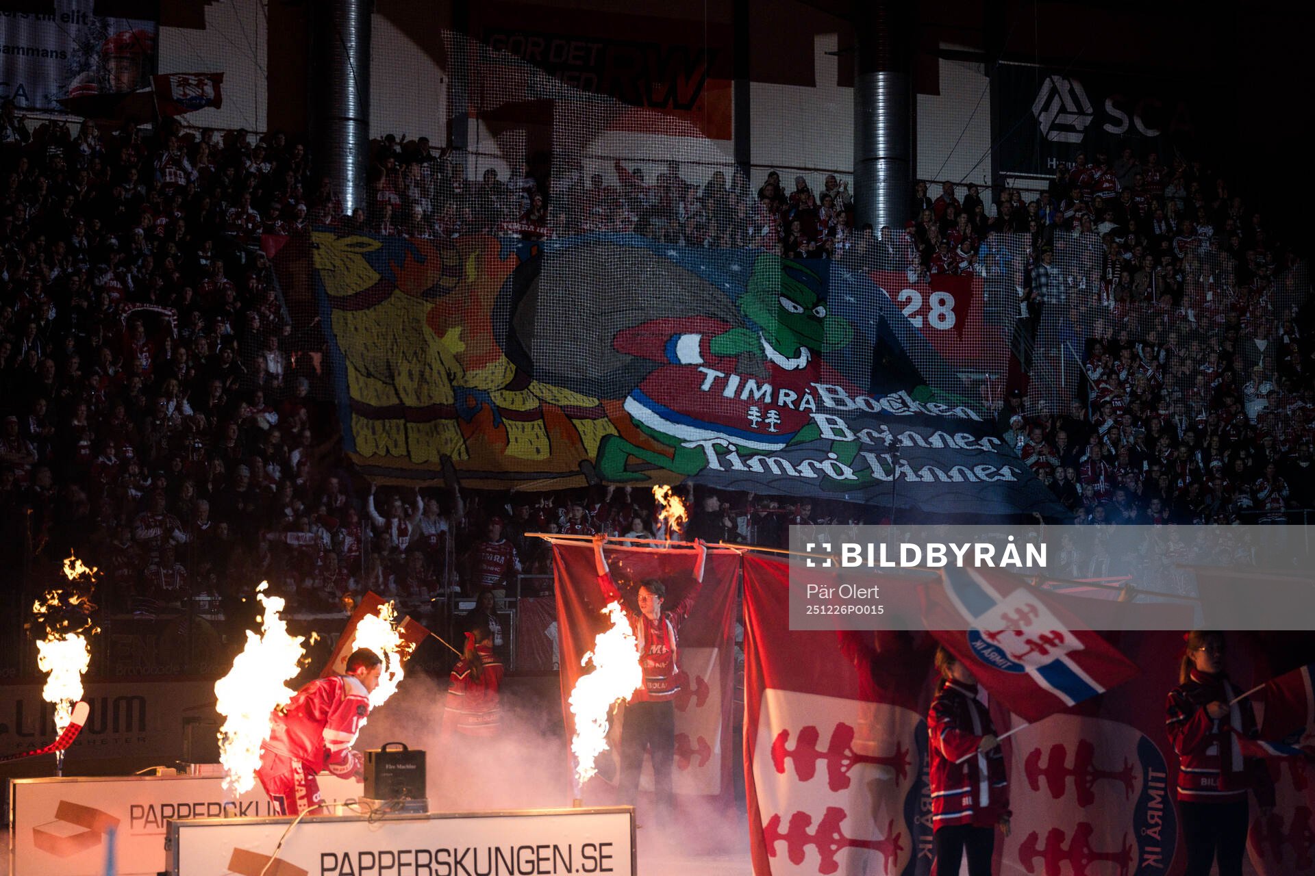 Timrås spelare gör entré framför ett trio av