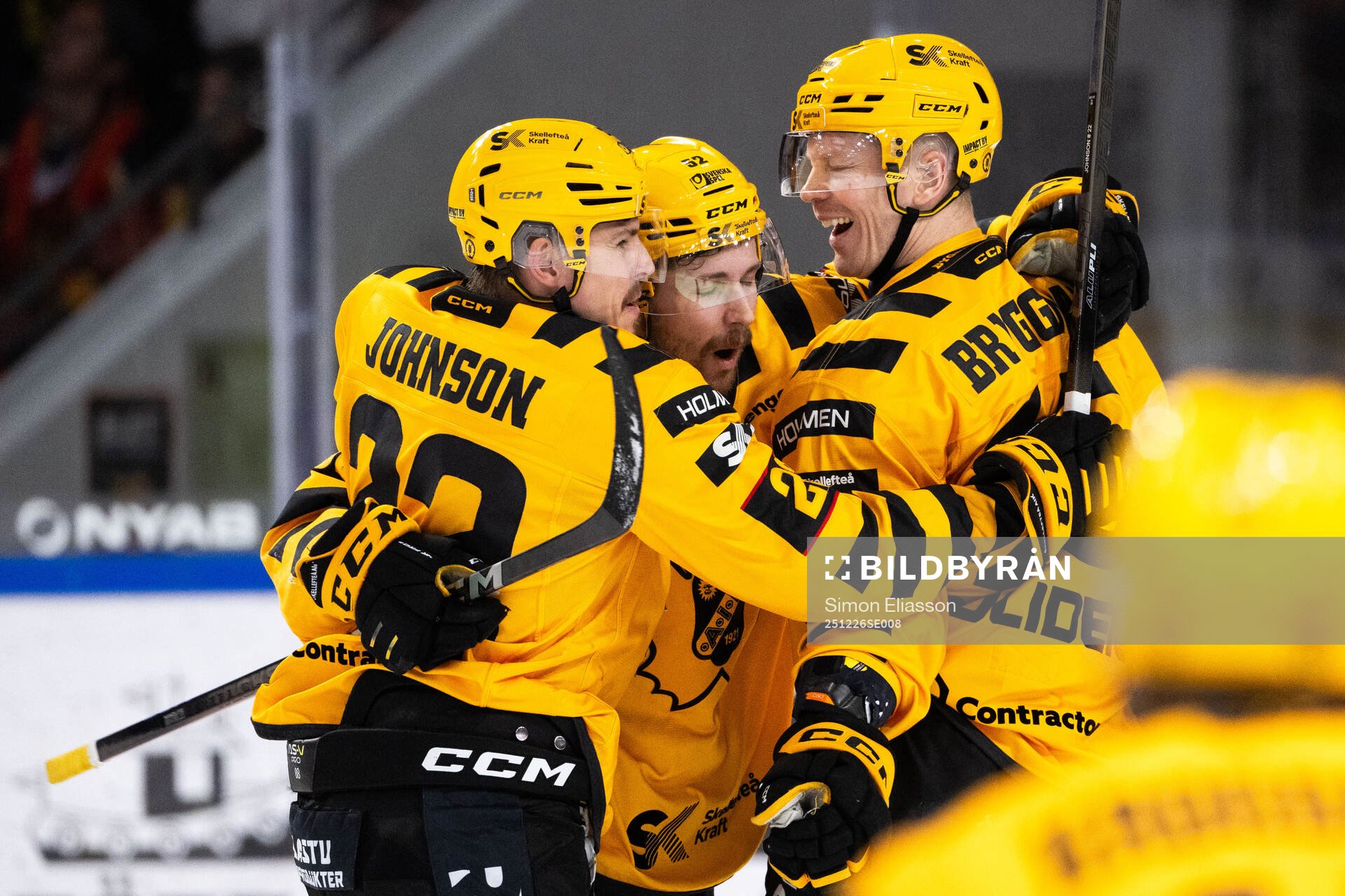 Skellefteås Arvid Lundberg jublar med Jonathan Johnson och
