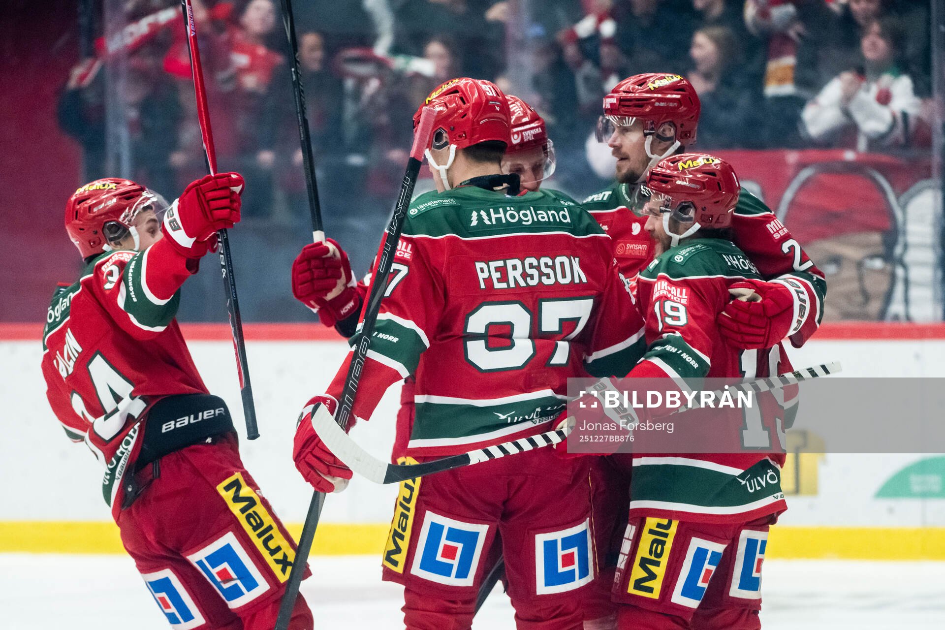 Modos Tyler Kelleher jublar med lagkamrater