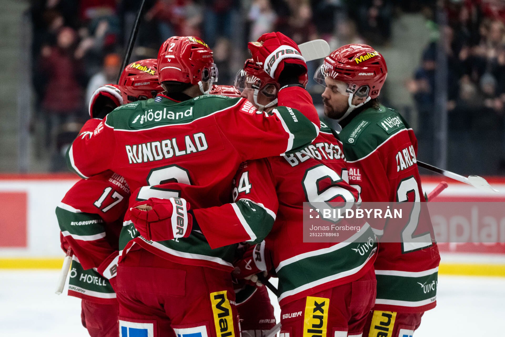 Modos Jacob Bengtsson jublar med lagkamrater