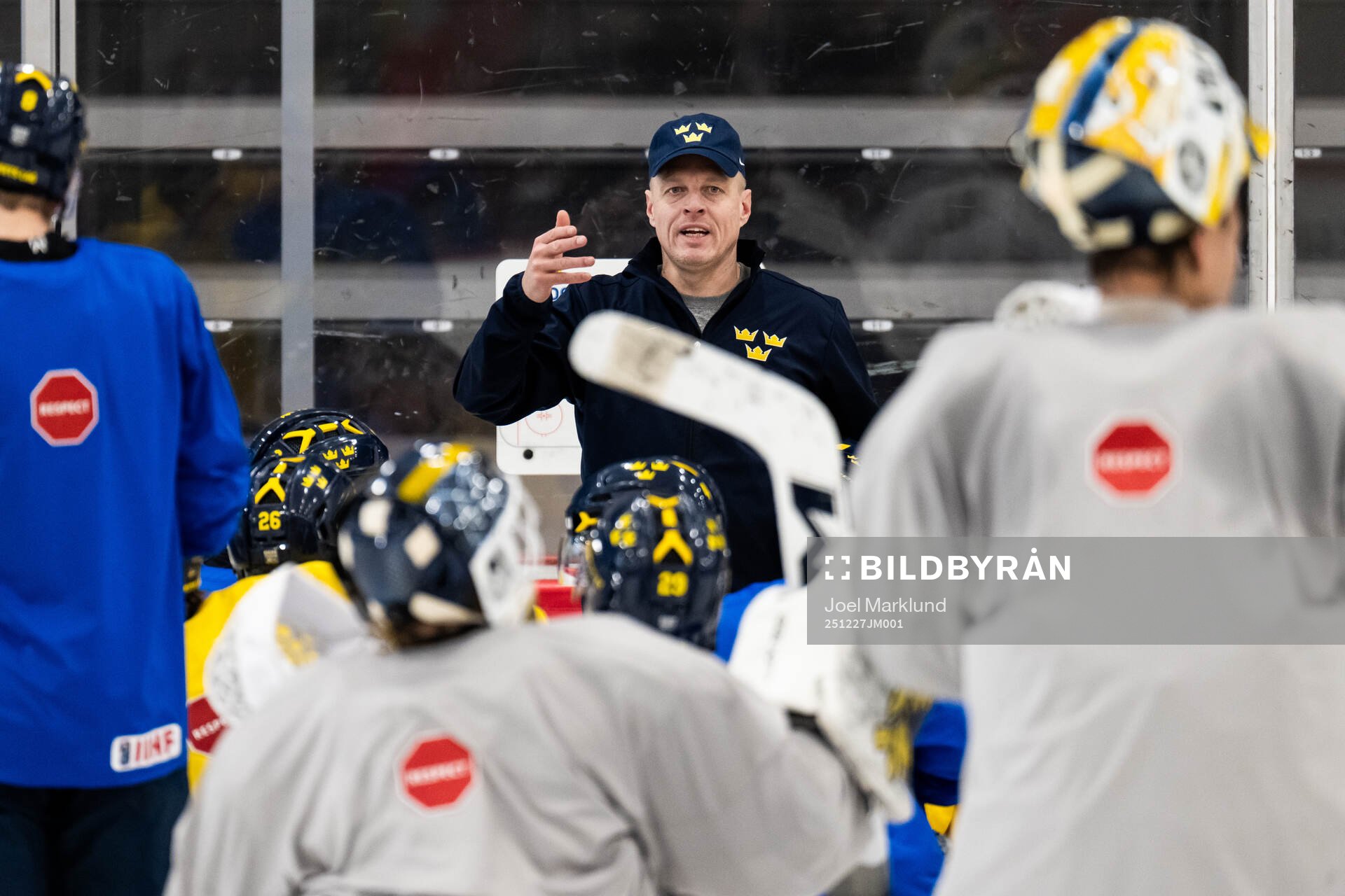 Head coach Magnus Hävelid of Sweden at a practice session