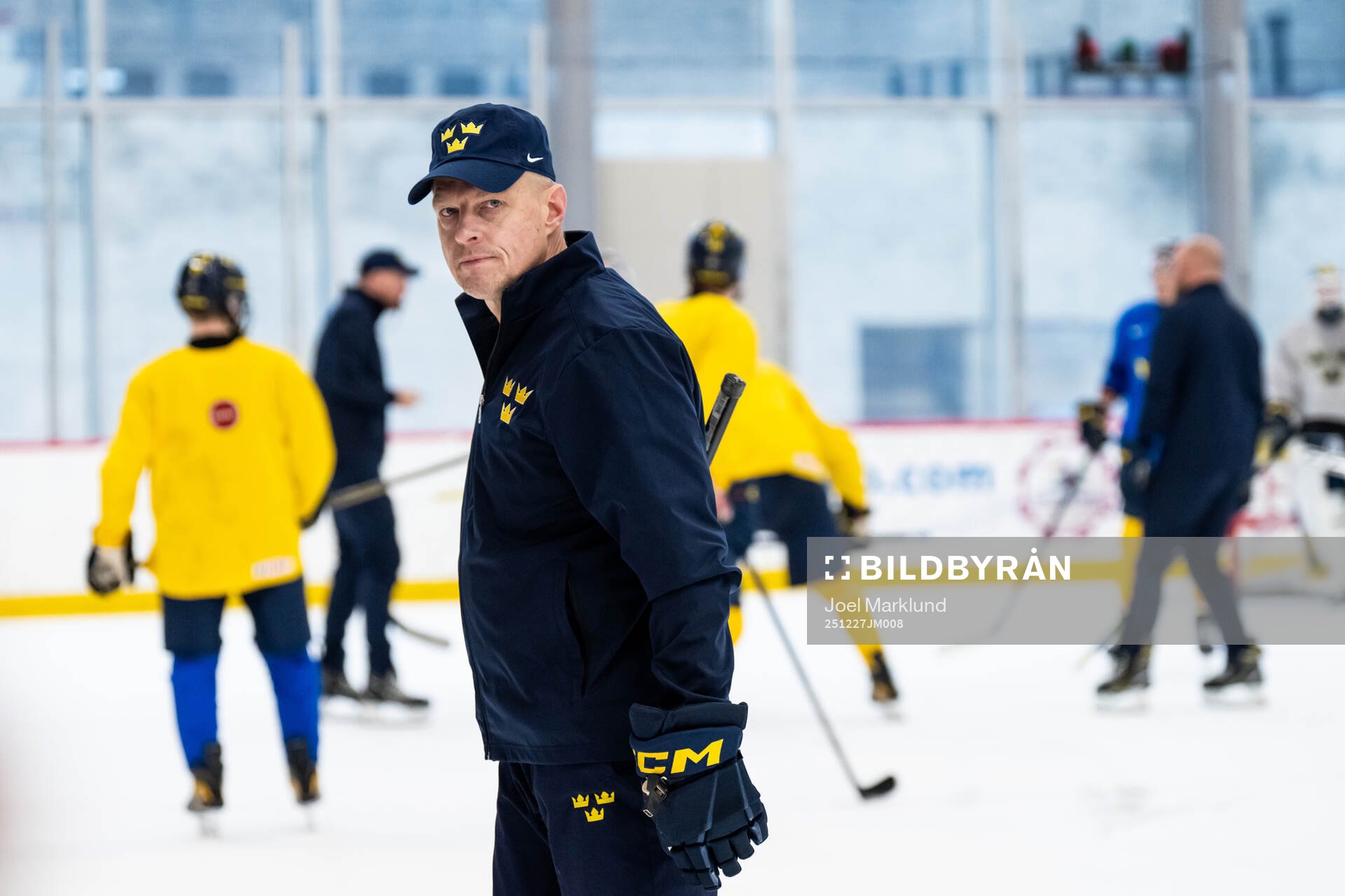 Head coach Magnus Hävelid of Sweden at a practice session