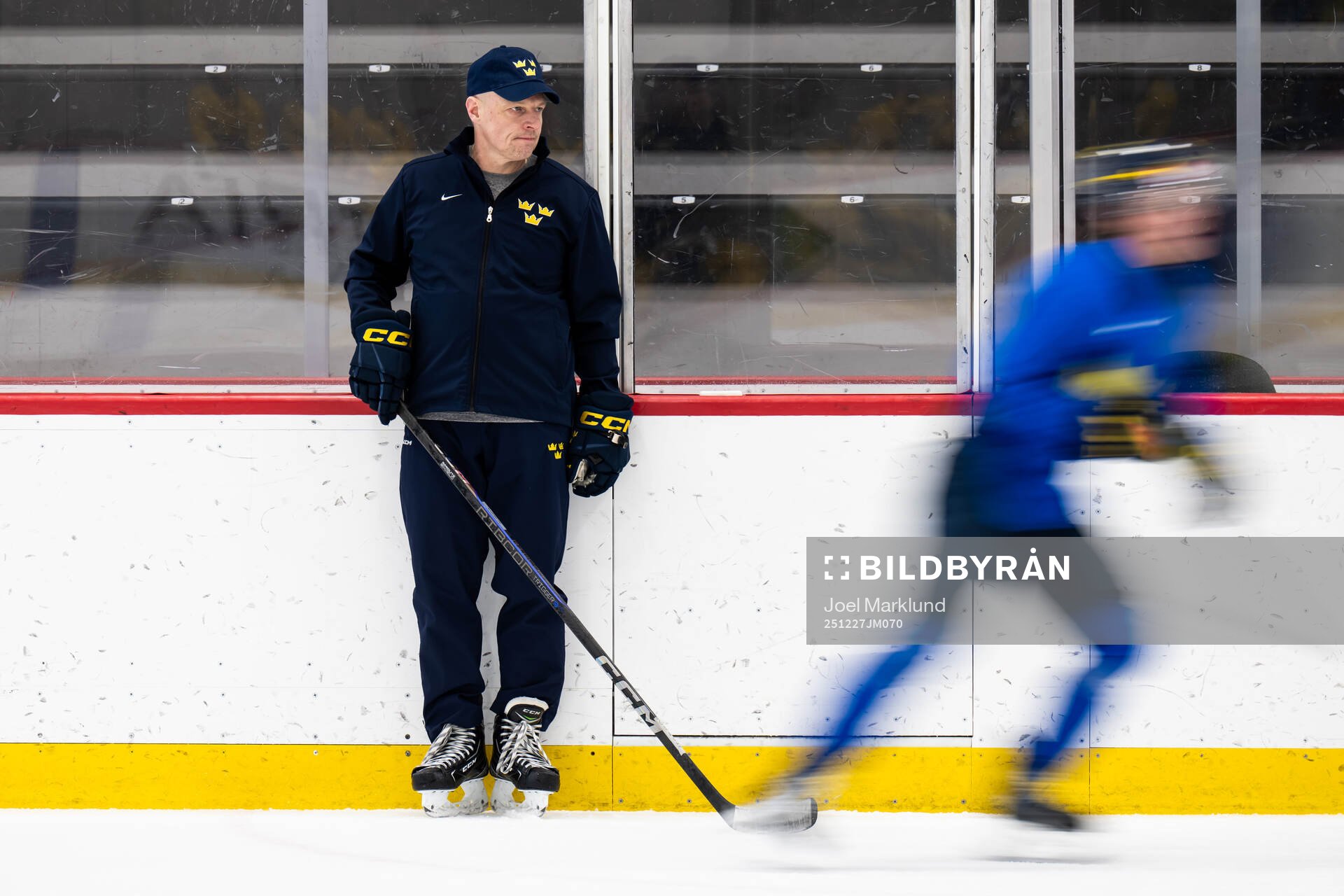 Head coach Magnus Hävelid of Sweden at a practice session