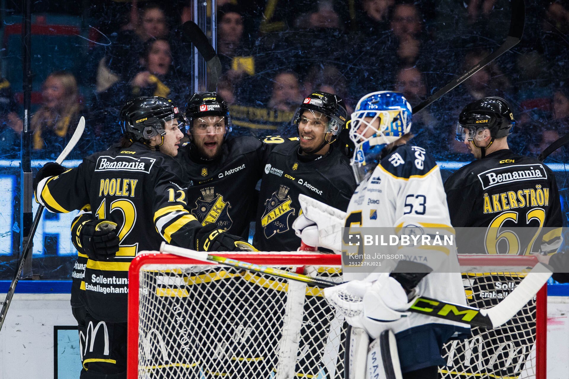 AIKs Ludwig Blomstrand jublar med Scott Pooley och Oscar