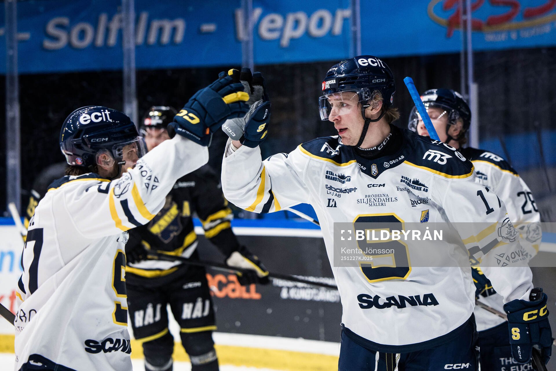 Södertäljes Carter Ashton (h) jublar med Daniel Norbe (v)