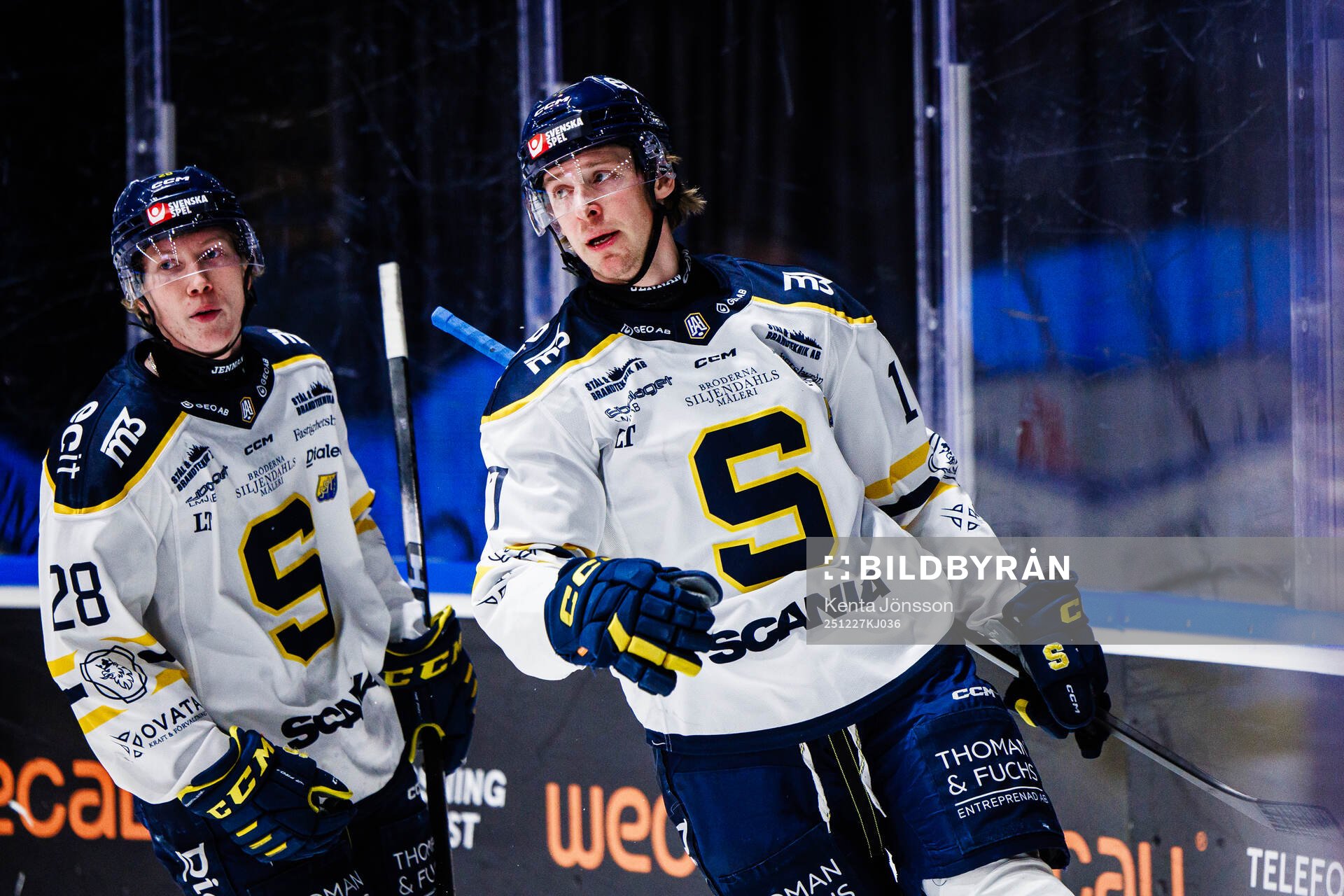 Södertäljes Adam Hesselvall och Carter Ashton jublar