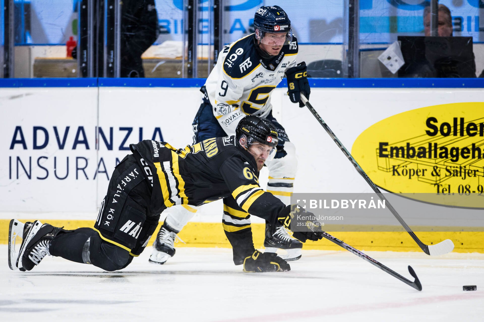 AIKs Ludwig Blomstrand och Södertäljes Patrik Zackrisson