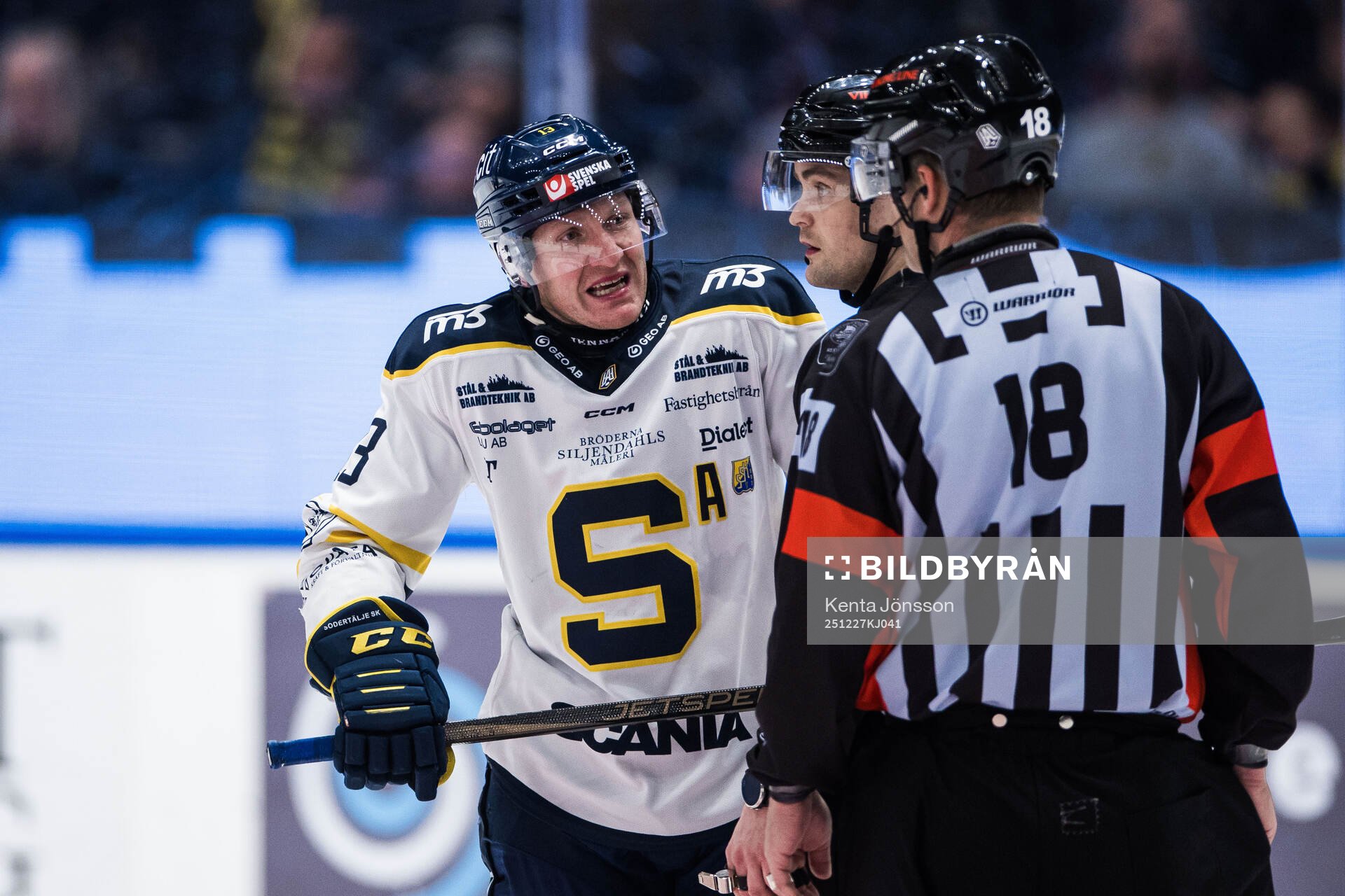 Södertäljes Henrik Eriksson reagerar mot domare Mikael