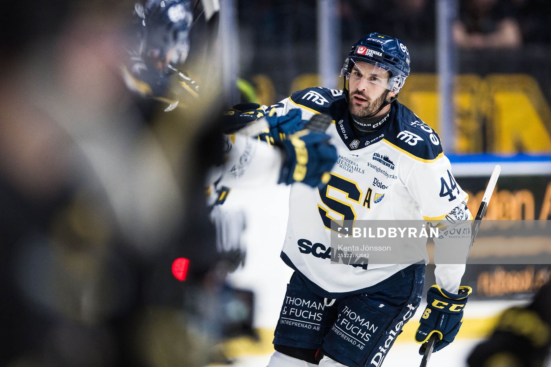 Södertäljes Niklas Arell jublar