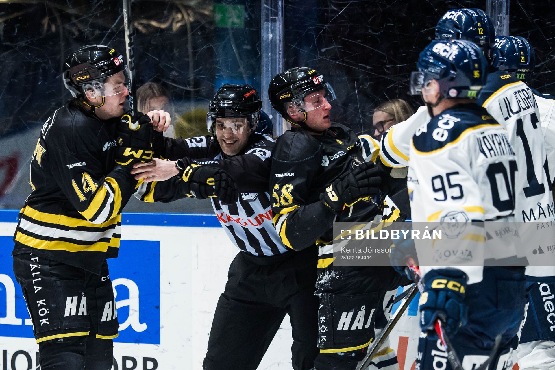 AIKs Oskar Magnusson i bråk med Södertäljes spelare