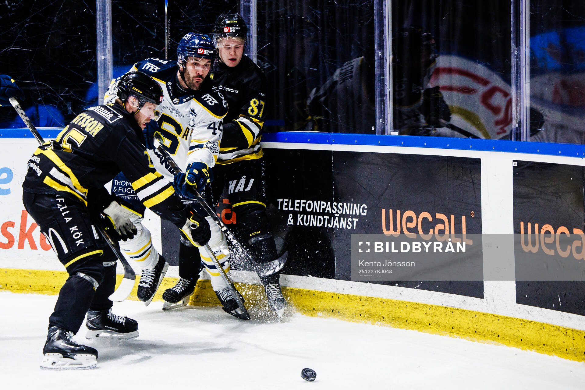 Södertäljes Niklas Arell och AIKs Oskar Magnusson och