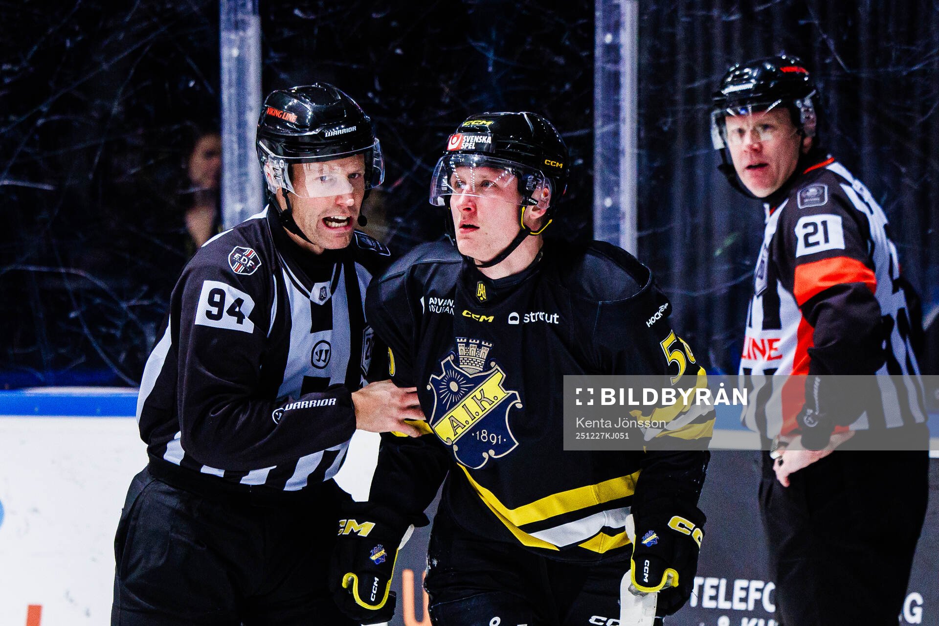 Linjedomare Andreas Lundén och AIKs Oskar Magnusson