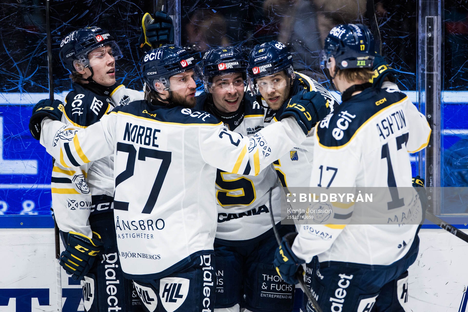 Södertäljes Filip Engarås jublar med lagkamrater
