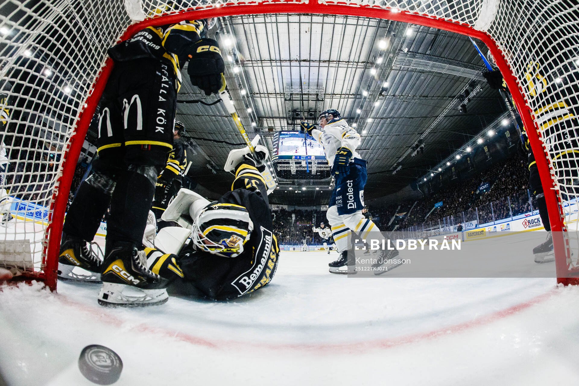 Södertäljes Carter Ashton gör 1-2 bakom AIKs målvakt