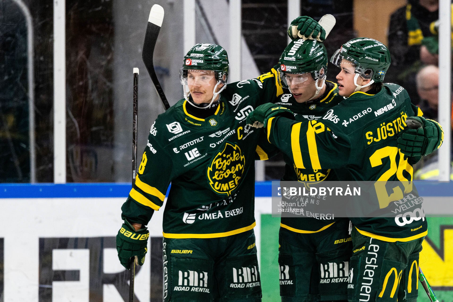 Björklövens Oscar Tellström jublar med Axel Ottosson och