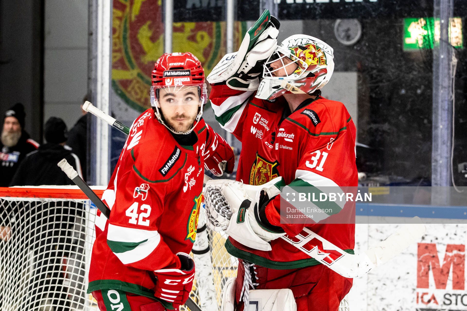 Moras Brayden Tracey och målvakt Marcus Hellgren Smed