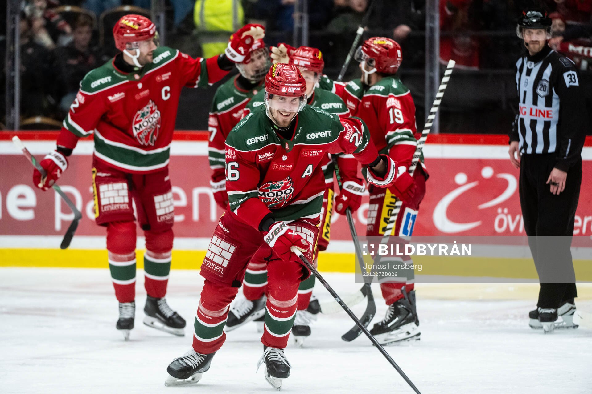 Modos Emil Larsson jublar