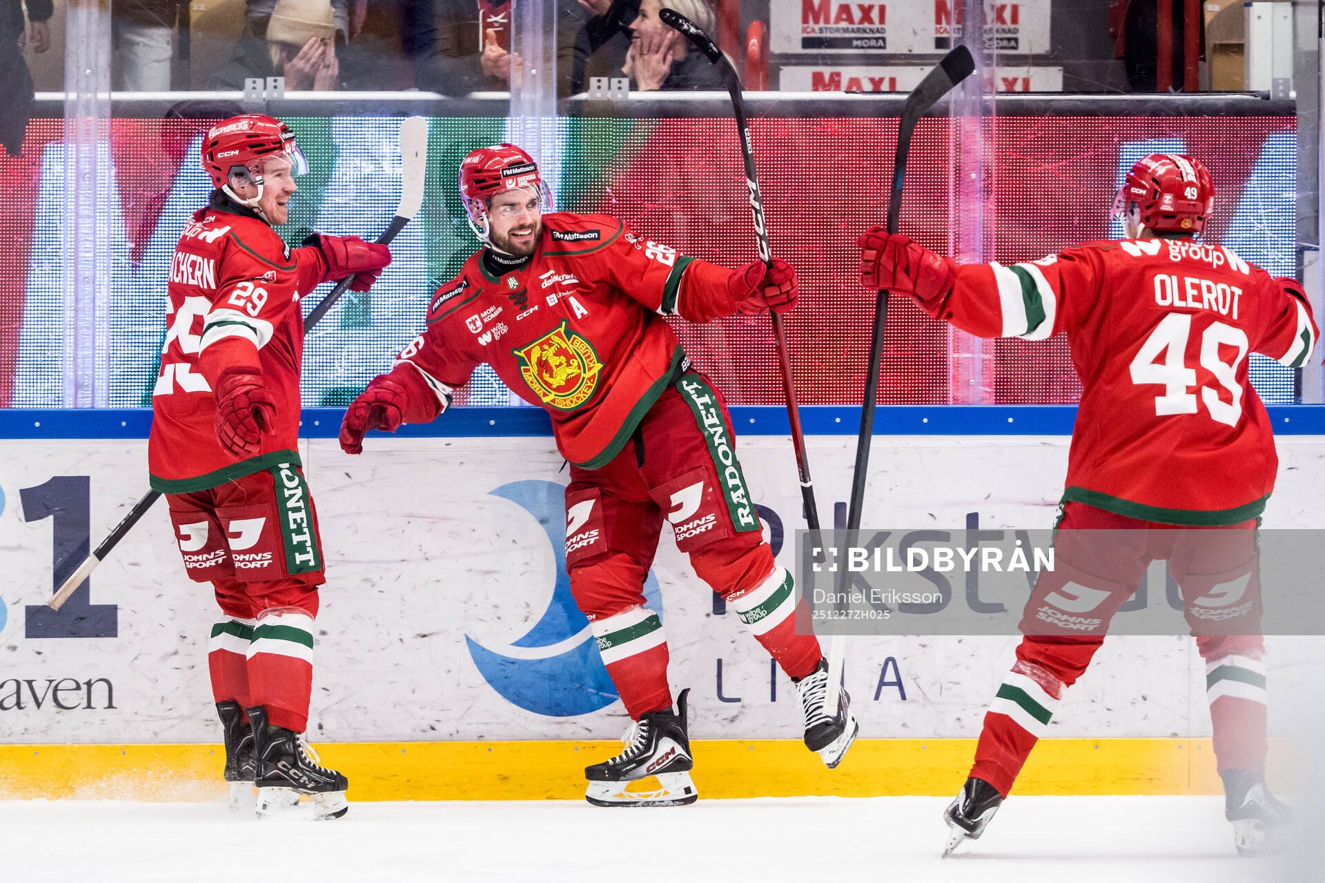 Moras Arvid Degerstedt jublar med Connor Maceachern och