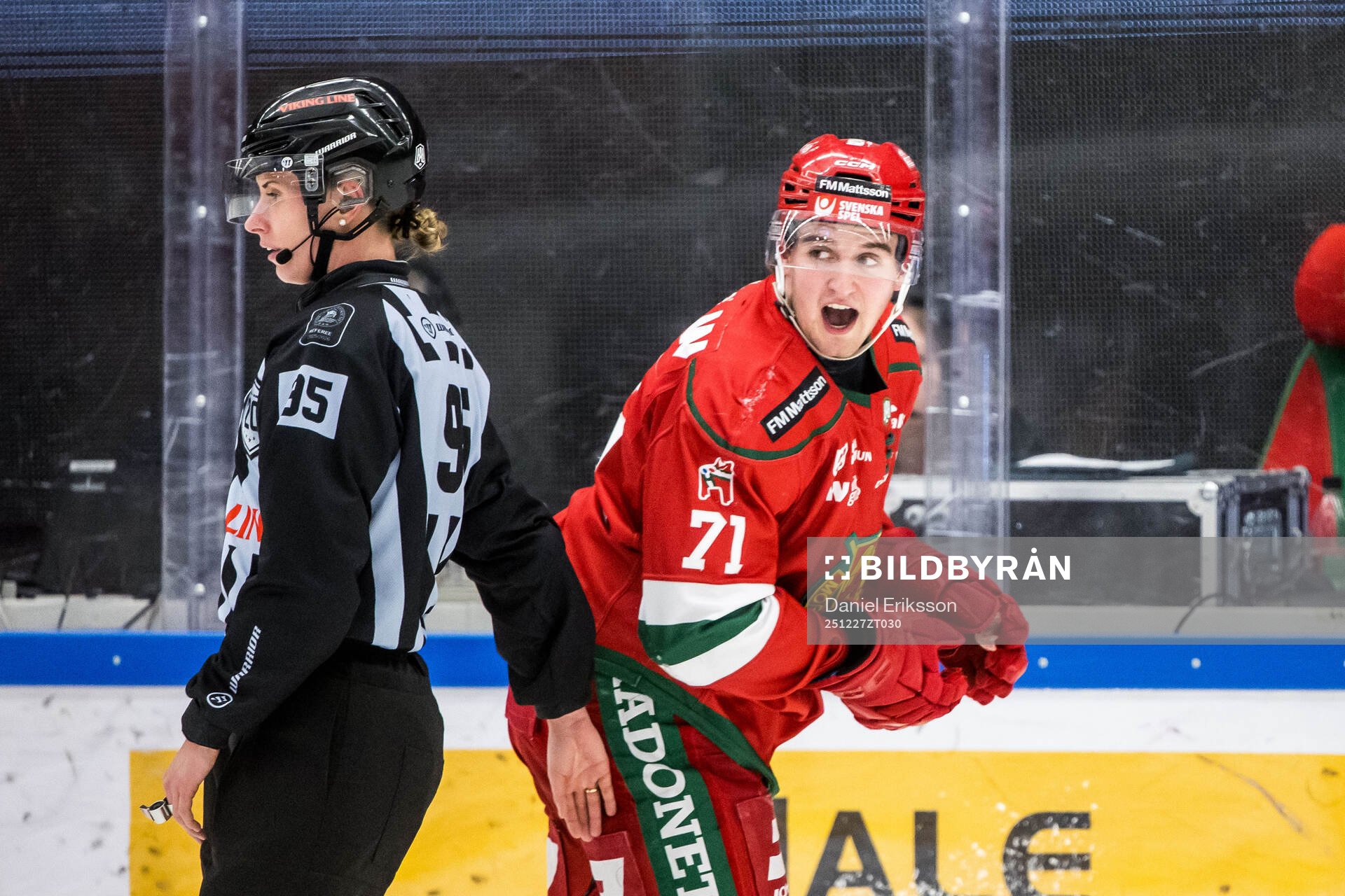 Linjedomare Anna Hammar och Moras Travis Treloar