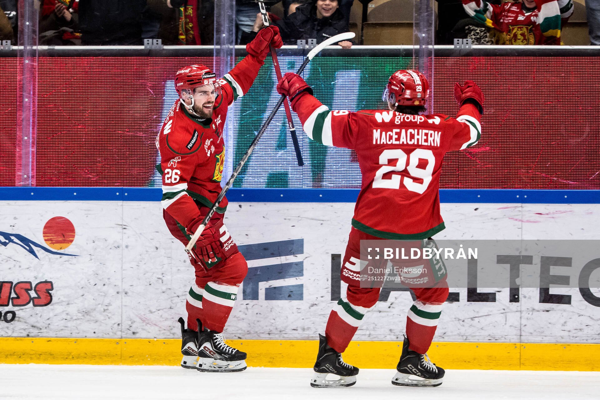 Moras Arvid Degerstedt jublar med Connor Maceachern