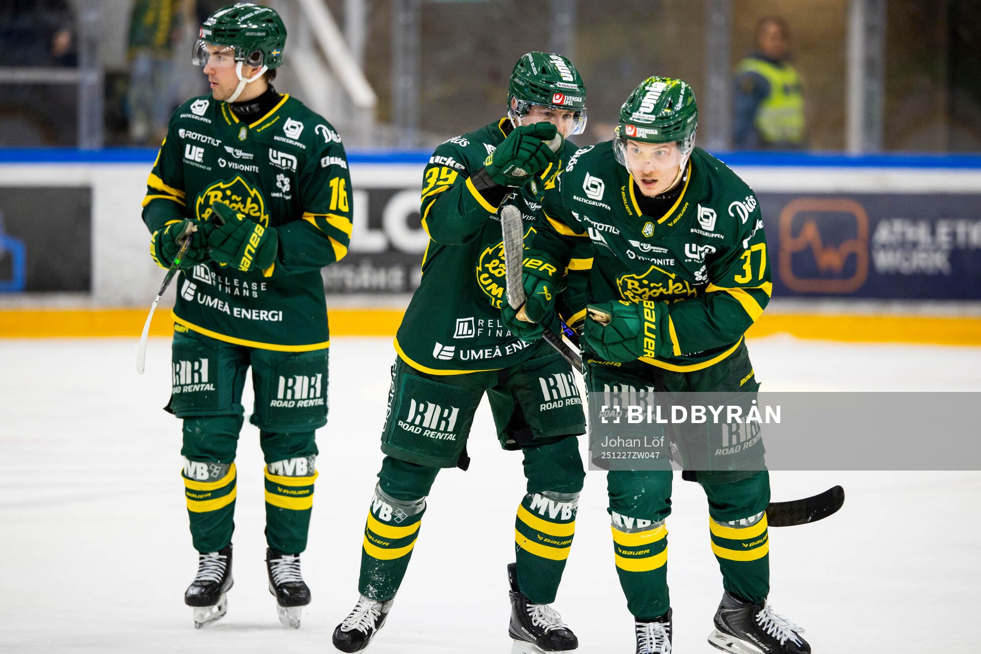 Björklöven Lenni Killinen jublar med Joel Mustonen