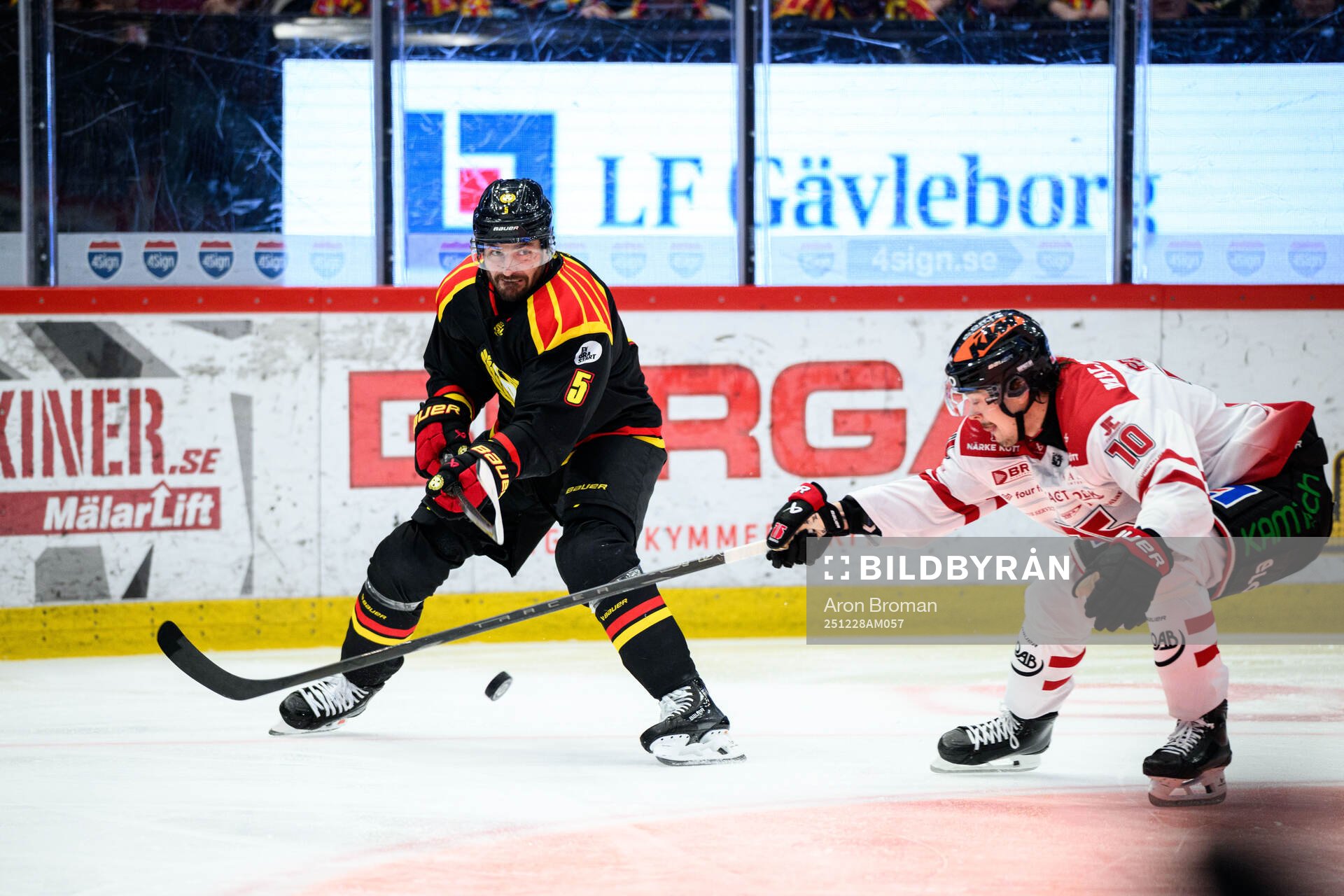 Brynäs Michal Kempny och Örebros Sampo Ranta