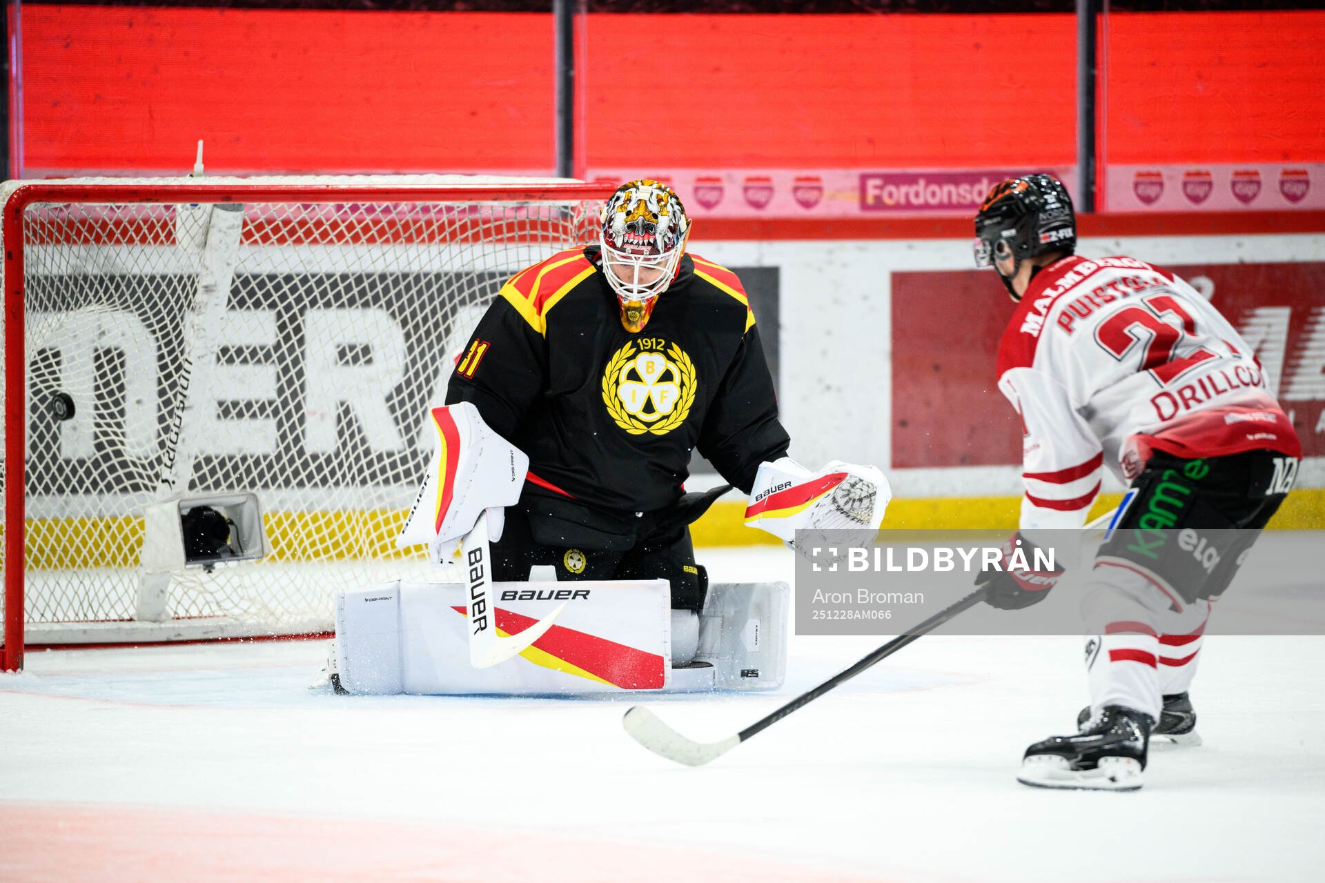 Brynäs målvakt Erik Källgren och Örebros Patrik Puistola