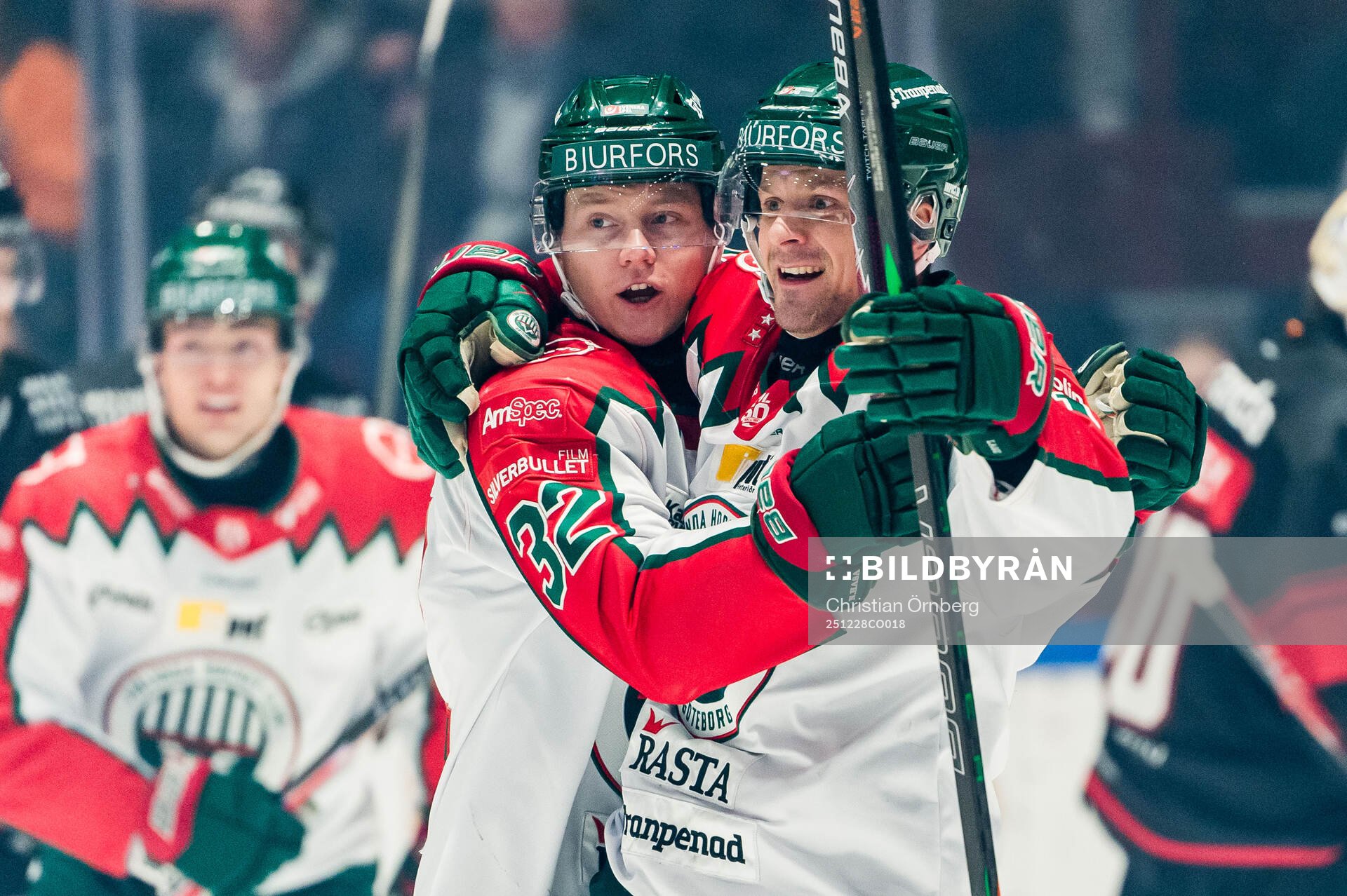 Frölundas Noah Hasa och Nicklas Lasu jublar