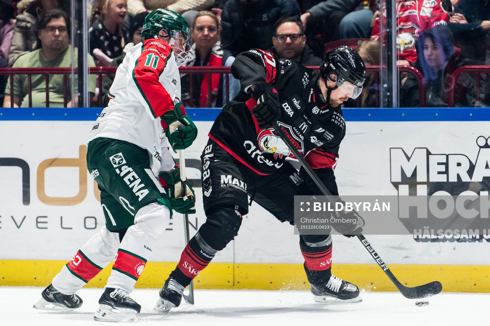Frölundas Max Lindholm och Malmö Redhawks Johan Ivarsson