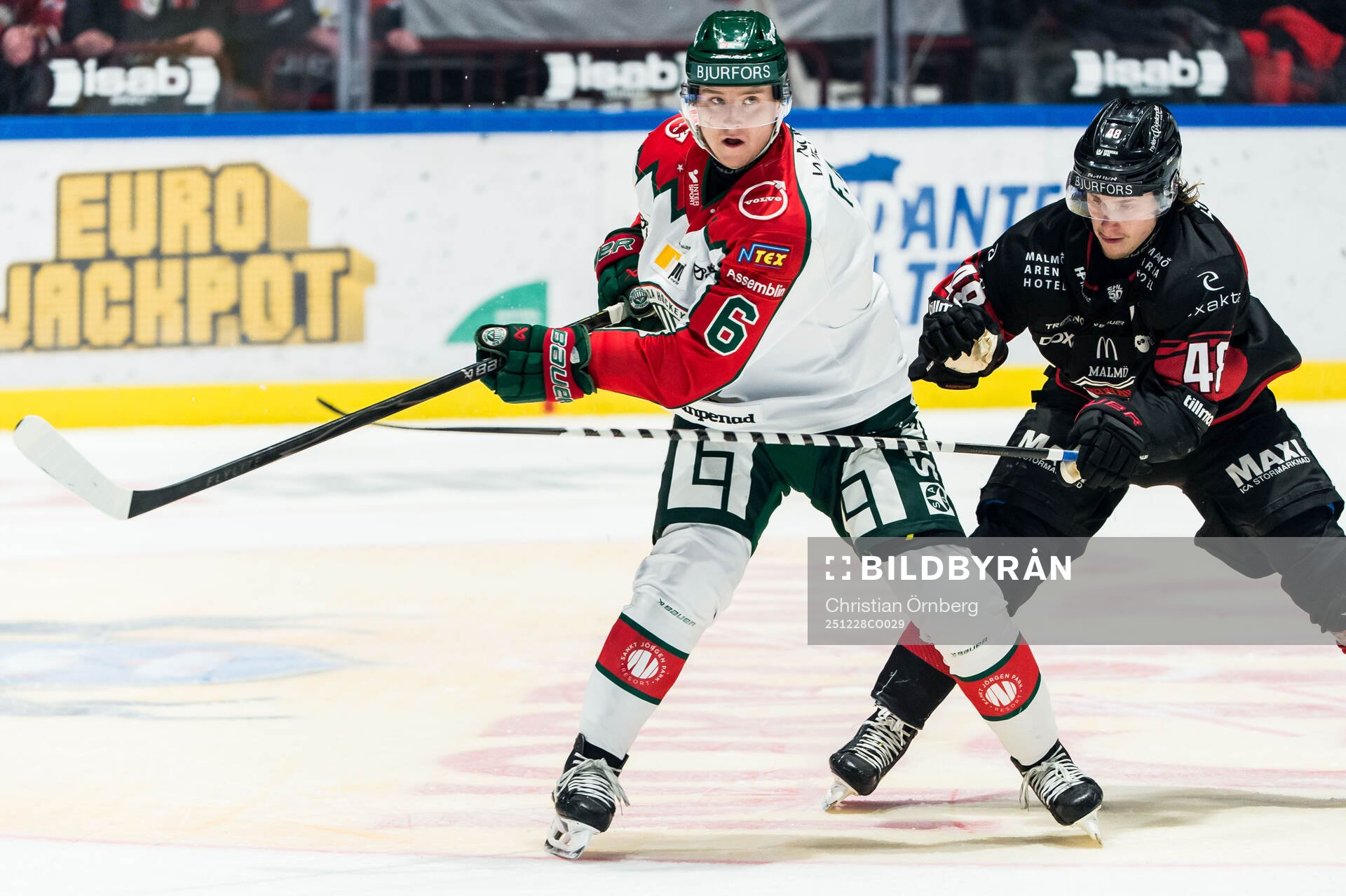 Frölundas Filip Hasa och Malmö Redhawks Lauri Pajuniemi